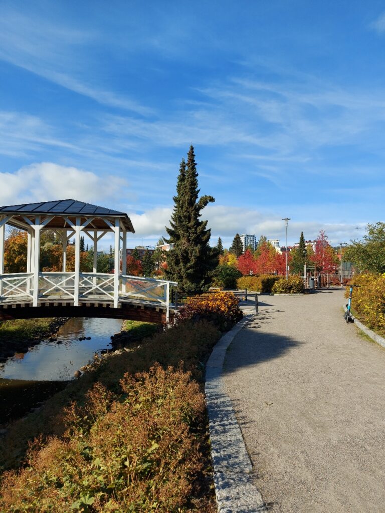 Hapelähteen puiston maisemaa.