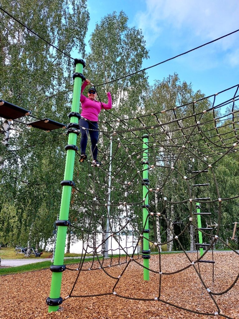 Kiviniemenrannan lähiliikuntapaikalla on muunmuassa aikuisillekin sopiva kiipeilyteline.