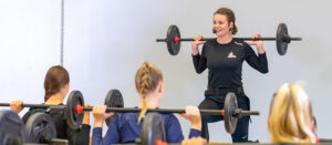 Ohjattu SYKETTÄ tunti painojen kanssa.